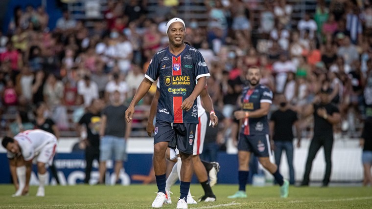 Ronaldinho lacht om PSG-suggestie: 'Wat wil je dan, de slechtste spelers ter wereld?'
