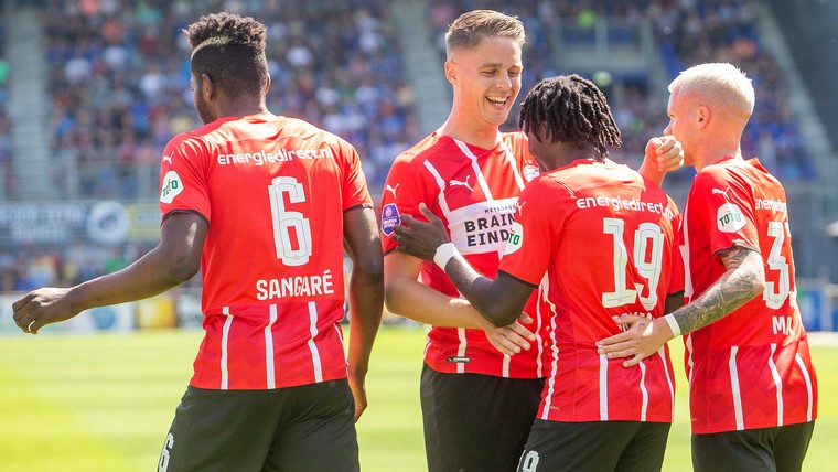 PSV strandt na afscheidszege Schmidt maar op twee punten van Ajax 