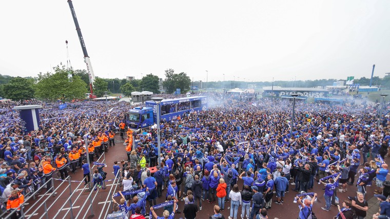 Zo groot is Schalke: 22.000 fans bij huldiging voor titel op tweede niveau