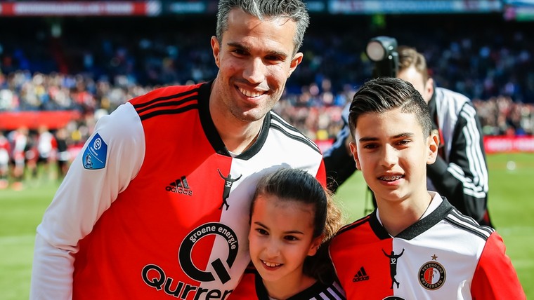 Zoon Van Persie tekent eerste profcontract bij Feyenoord