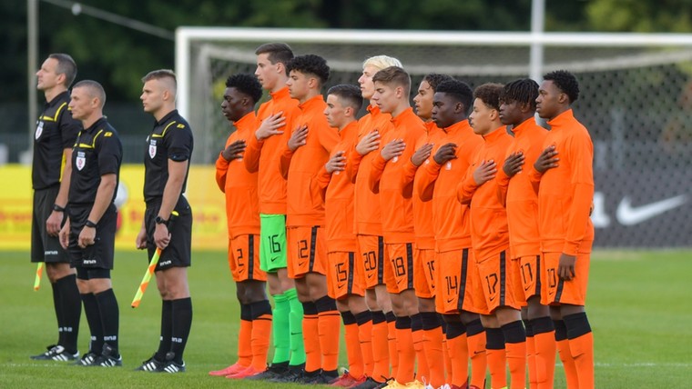 Oranje Onder-17 na knotsgekke slotfase al zeker van kwartfinale
