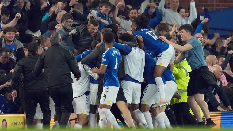 Everton-held kon bijna niet meer ademen: 'Zo veel mensen vlogen om me heen'