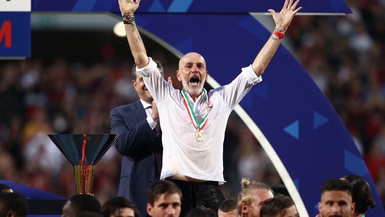 Milan-trainer Pioli laat kampioenstatoeage op zijn arm zetten