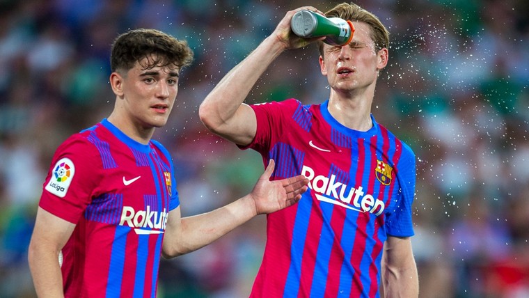Barça heeft aanbiedingen voor De Jong: 'Maar we vinden dat hij moet blijven'