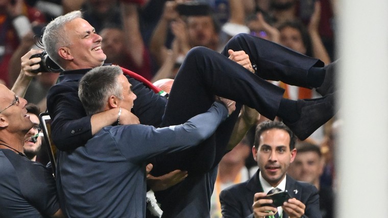 Feestende AS Roma-spelers 'verstoren' persconferentie Mourinho