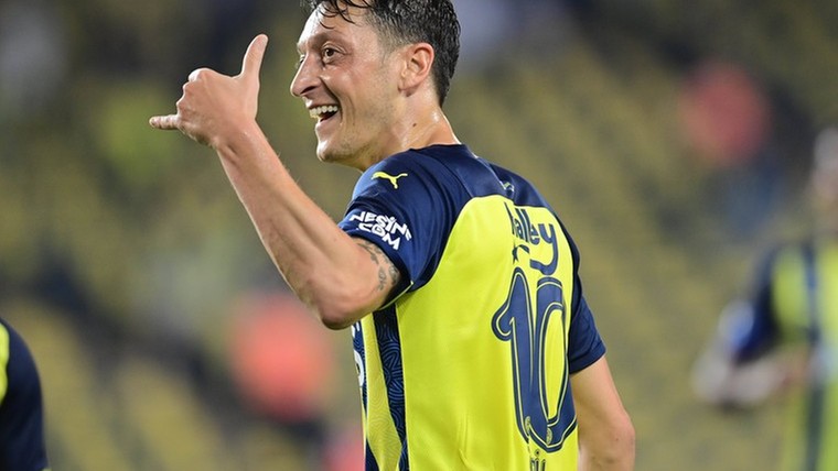 Özil laat zich niet wegpesten door Fenerbahçe: 'Deze beslissing is definitief'

