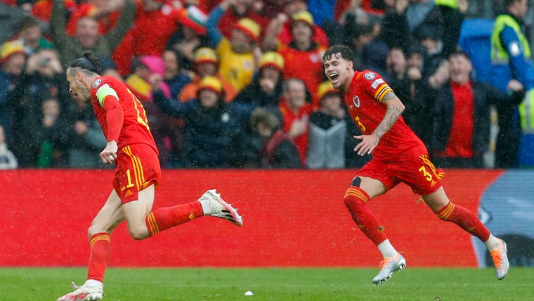 Bale knipoogt over voetbalpensioen: 'Misschien een klein beetje'