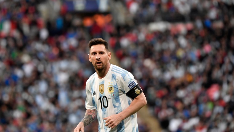 Argentijns debutant Senesi getuige van sensationele Messi-show