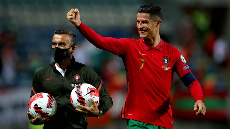 Getergde Ronaldo glundert na glansrol tegen Zwitsers: 'Dit is pas het begin'