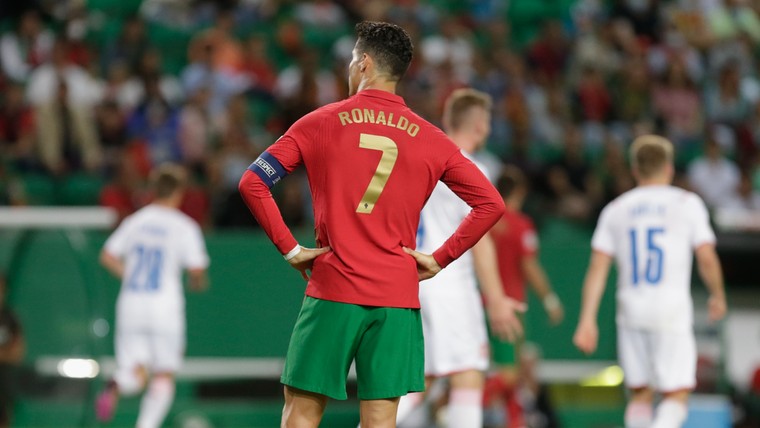 Ronaldo ontsnapt aan rood: 'Ten Hag moet hem dit niet laten doen'