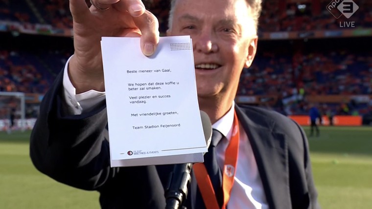 Van Gaal vindt 'heel lief' briefje bij espressomachine in De Kuip