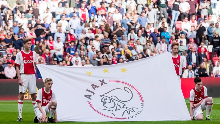 Ajax presenteert nieuw thuisshirt met gouden tinten