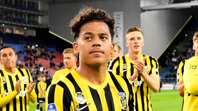 Nieuw contract Manhoef eerste succesje Vitesse in moeizame transferperiode