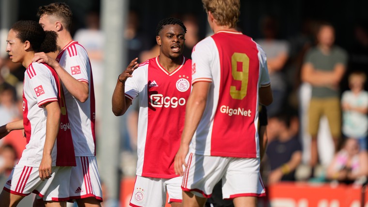 Ajax heeft genoeg aan sterke eerste helft bij officieus debuut Schreuder