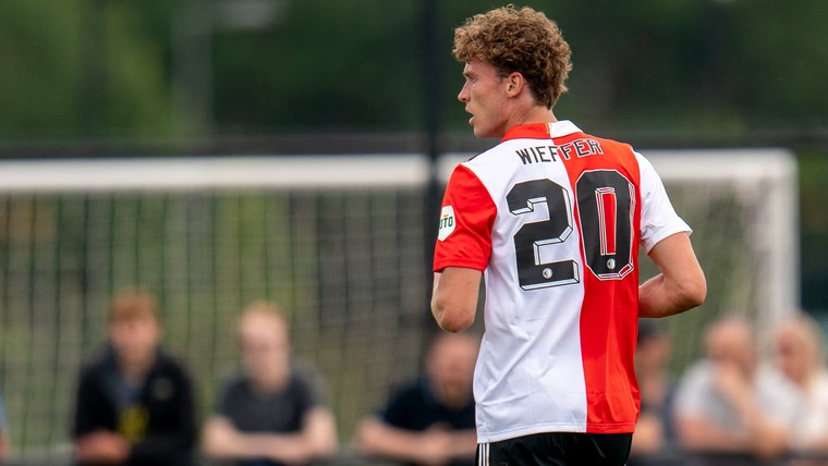Feyenoord wint dankzij debutant Taabouni, maar schrikt om Wieffer