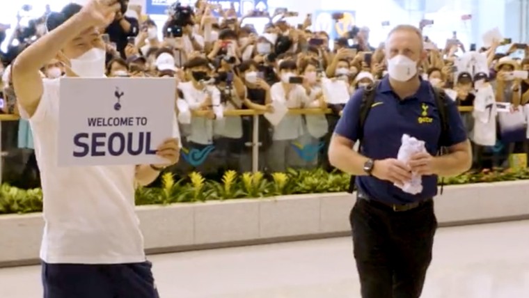 Son verrast teamgenoten met uitzinnige Zuid-Koreaanse fans op het vliegveld
