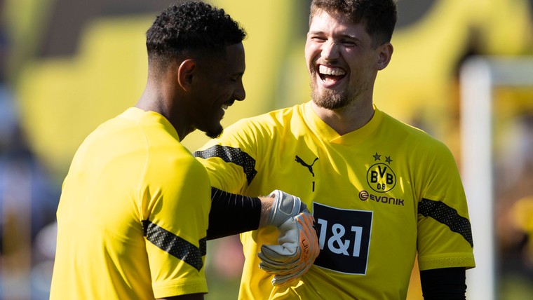 Lachende Haller grapt bij BVB-start over transfer Lewandowski
