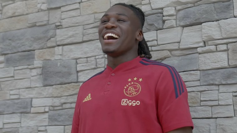 Bassey ontmoet 'grootheid' bij Ajax: 'Ik speelde met hem op de PlayStation' 