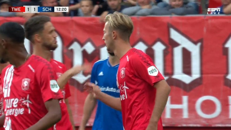 Weergaloze doelpunten bezorgen Twente knappe oefenzege op Schalke