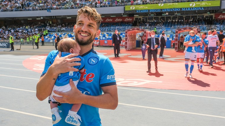 Napoli zwaait geliefde Mertens definitief uit: 'Geld nodig voor jonge spelers'