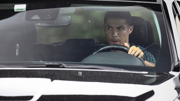 Ronaldo meldt zich in Manchester voor gesprek met Ten Hag
