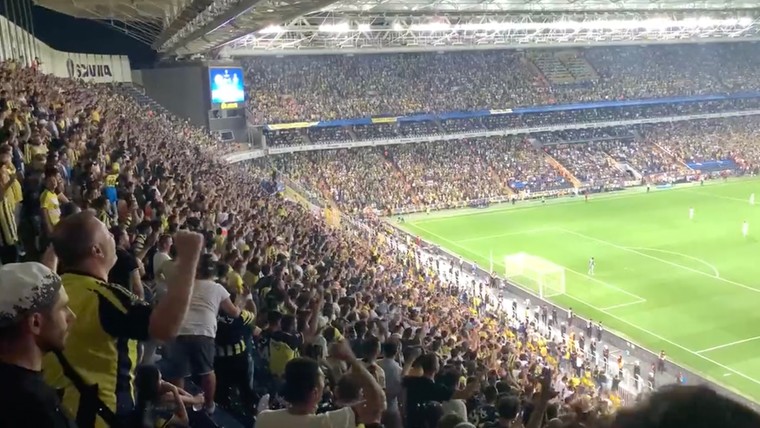 Fenerbahçe-supporters scanderen naam van Poetin richting Dinamo Kiev
