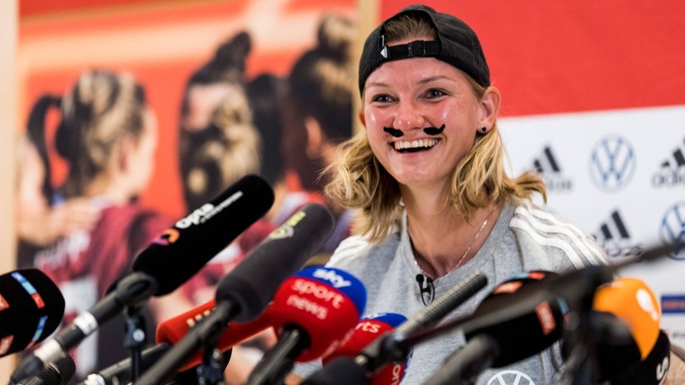 Plaksnor en baseballpet: 'Alexander Bopp' zorgt voor hilariteit op persconferentie