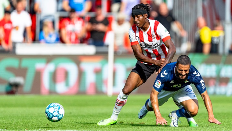 PSV komt met update: Madueke loopt ernstige blessure op