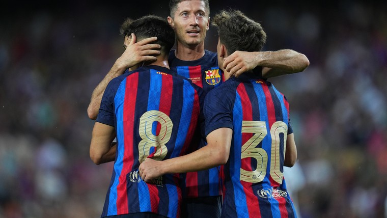 Barcelona swingt met fenomenale Lewandowski en scorende Frenkie de Jong