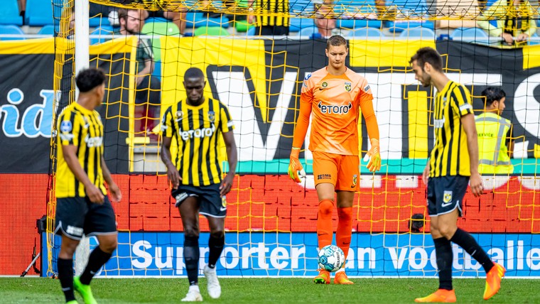 Koningskoppel Van Hooijdonk-Sarr maakt crisis bij Vitesse compleet