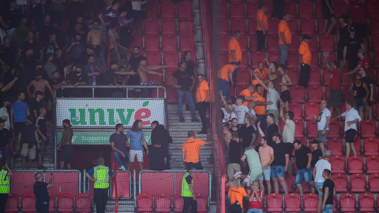 FC Twente gaat na vuurwerkbom nadenken over 'volgende stap'