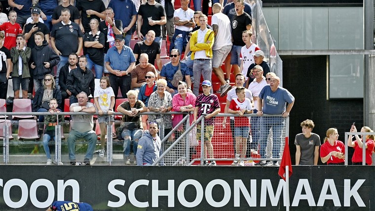 Rensch valt na gele kaart voor opmerkelijke actie uit bij Ajax