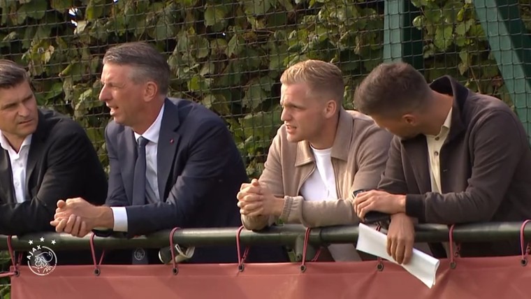 Van de Beek duikt met Ajax-prominenten op in Liverpool: 'Het is om de hoek'