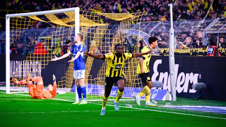 Invaller Moukoko schiet nieuwe koploper Dortmund te hulp in derby