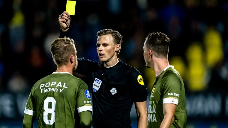 Van der Eijk verklaart veelbesproken penalty en rood voor Henk de Jong