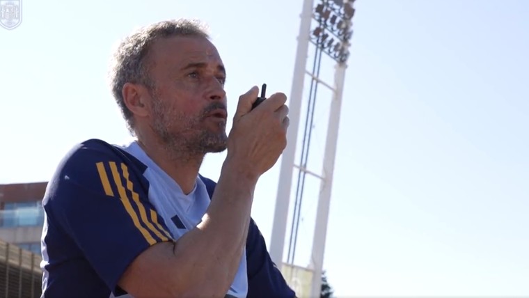 Luis Enrique gooit het over een andere boeg: walkietalkie op het trainingsveld