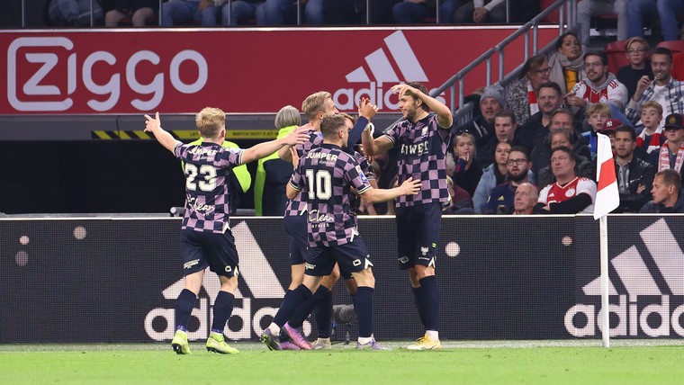 Ajax laat koppositie aan AZ na nieuwe blamage tegen Go Ahead