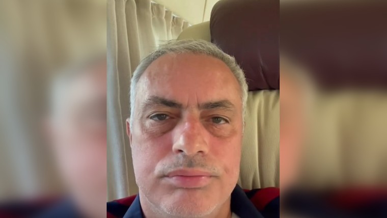 Geschorste Mourinho bekijkt duel in spelersbus en geeft hilarisch inkijkje