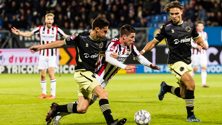 FC Den Bosch verlaat laatste plaats na tumultueuze avond in Tilburg