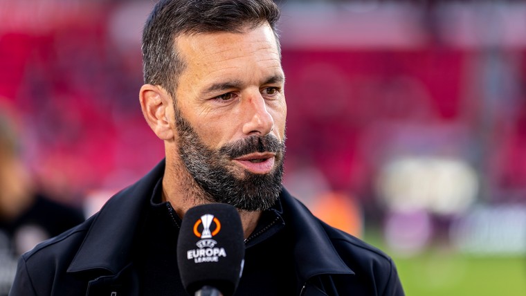 Tevreden Van Nistelrooij daagt PSV-spelers uit voor Arsenal-test