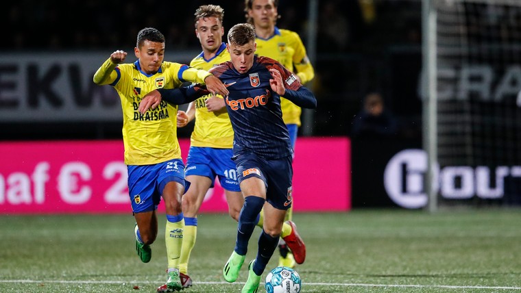 Cocu boekt eerste succes met Vitesse en verlaat de laatste plaats