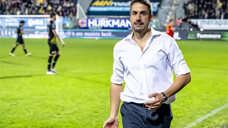 Fortuna-trainer Velázquez is op zijn plek: 'Het Nederlands voetbal past bij mij'