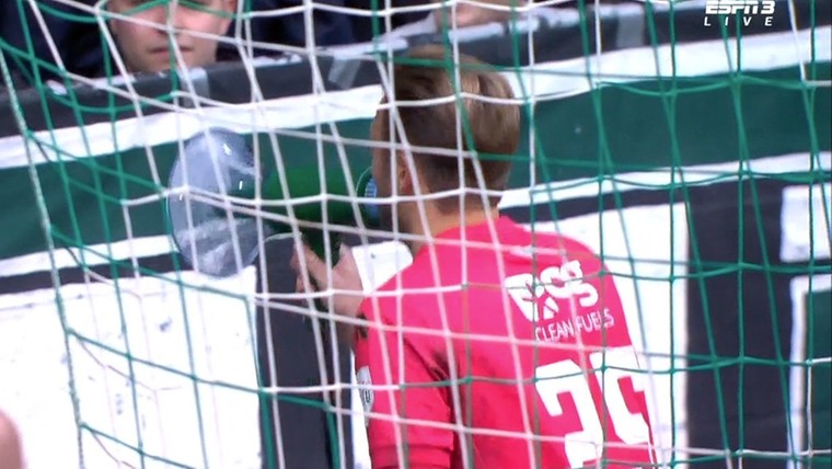 De Boer viert 'bizar' Eredivisie-debuut met megafoon in de hand