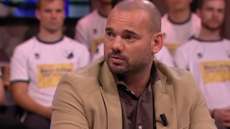 Sneijder en Kieft discussiëren over 'zwemmende' basisklant van Ajax