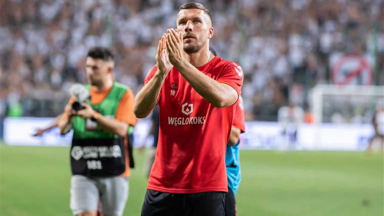 Wát een goal van Podolski: Duitse ster scoort vanaf 60 meter