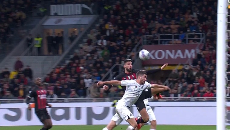 Giroud redt Milan op Zlatan-esque wijze en pakt meteen rode kaart