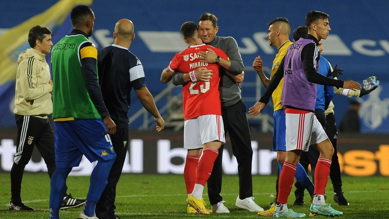 Grappende Schmidt krijgt lachers op zijn hand na nieuwe show Benfica