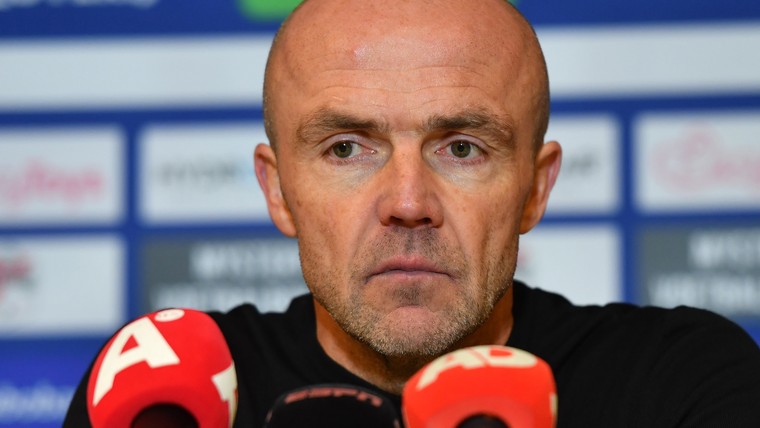 Schreuder strijdbaar: 'Ook in januari ben ik trainer van Ajax'