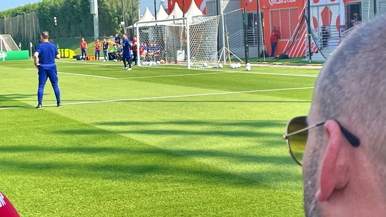 Ontspannen training Oranje op Day After: familie en Sneijder kijken toe