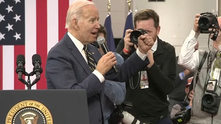 Biden grijpt microfoon en reageert euforisch op overwinning VS